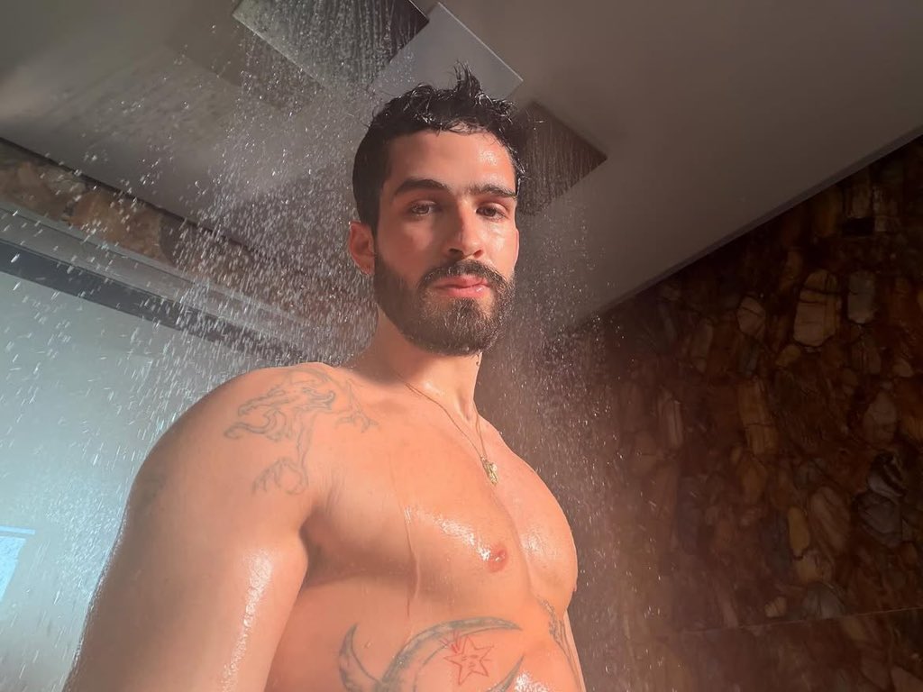 ifjoaogui's tweet photo. mds eu quero esse homem https://t.co/YCsgnyvqSd