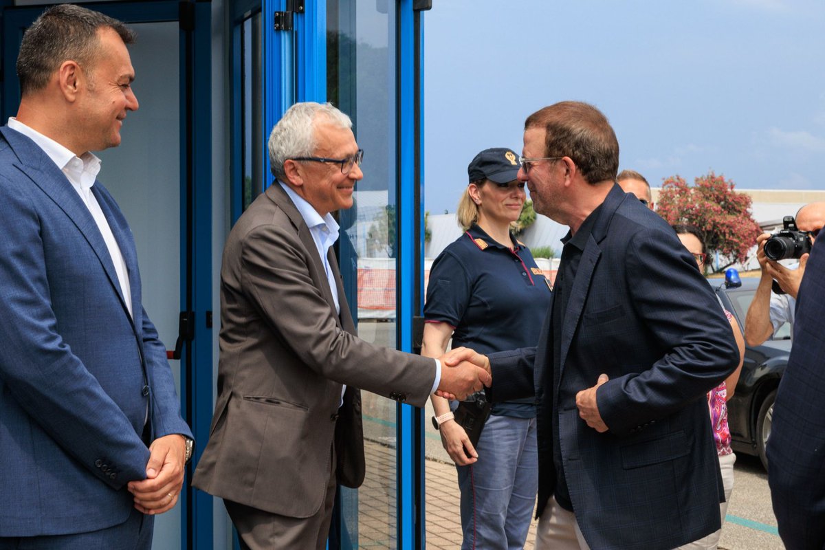 USAmbItaly's tweet photo. Great visiting @bakerhughesco plant in Vibo Valentia and meeting the talented team behind its long tradition of engineering excellence. Proud to see American excellence drive technological innovation, create jobs, and strengthen shared prosperity in southern Italy. 🇺🇸🇮🇹 https://t.co/vluoCzNfWQ