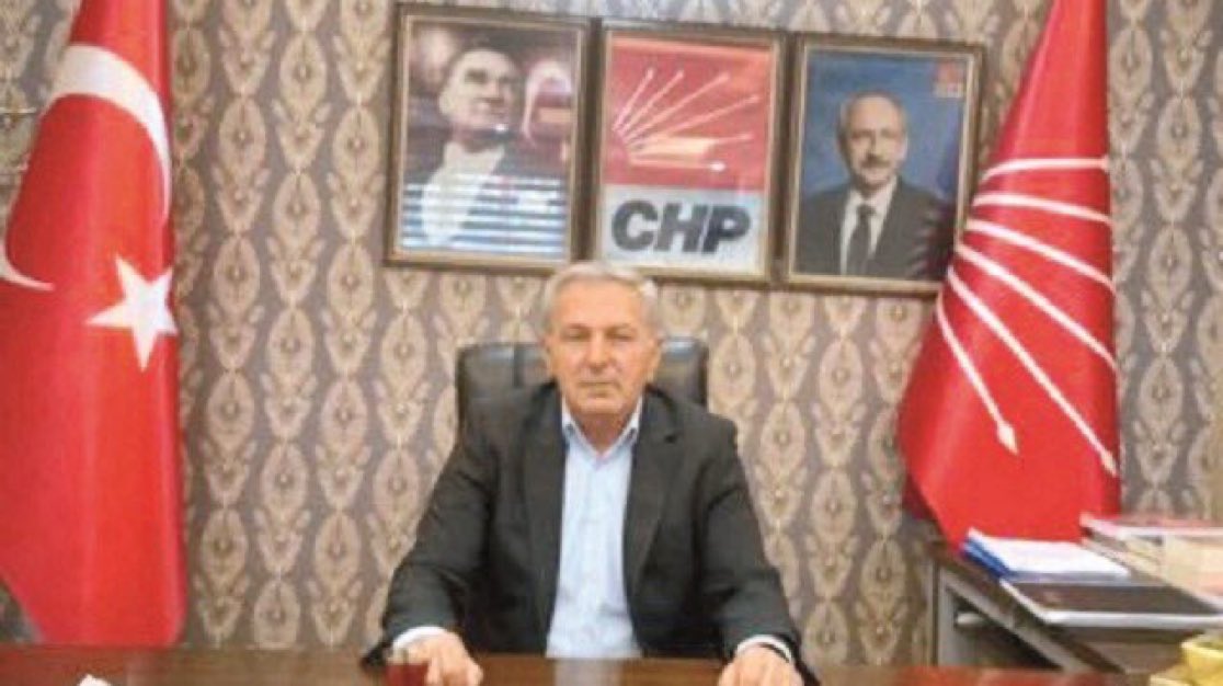 parSgokhan's tweet photo. Bu adam kim biliyor musunuz? 

CHP’nin başına açılan Kurultay Davasının şikayetçisi Yılmaz Özkanat

Peki bugün ne oldu? Fotoğraftaki Yılmaz Özkanat “Batman İl Başkanı” olarak atandı. 

Kurgulayan
Kuran
Oynayan 

Kemal ve ekibi. https://t.co/Xc1bsdKG7l