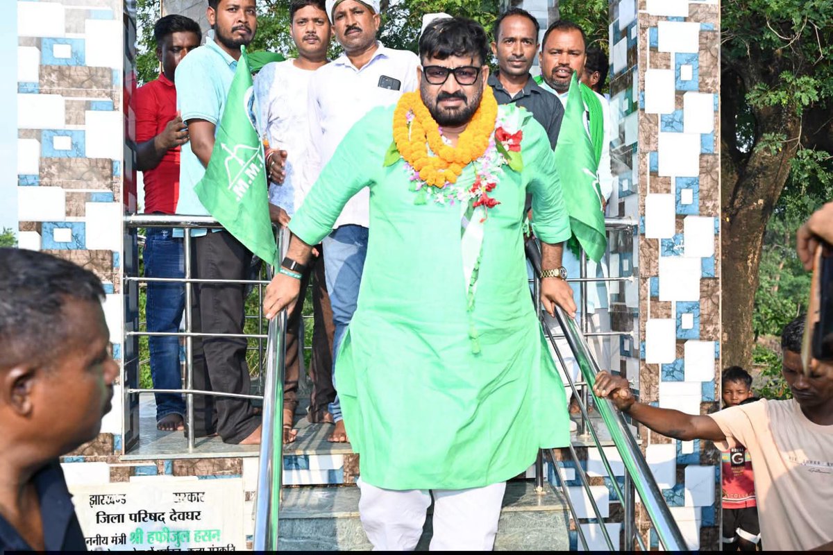 hafizulhasan001's tweet photo. हूल दिवस के पावन अवसर पर मधुपुर विधानसभा क्षेत्र अंतर्गत पंदनिया, शालमंद्रा, बलवा, भिरखीबाद मोड़, झुंडी ढोढसा मोड़, बदिया कदमातरी, करों मोहलीडीह, पंचगढ़िया, बसकुप्पी–सगरभंगा एवं करहैया स्थित वीर शहीद सिद्धो-कान्हो की प्रतिमाओं पर माल्यार्पण कर श्रद्धासुमन अर्पित किए।

इस अवसर पर हूल क्रांति के महानायक वीर शहीद सिद्धो-कान्हो, चाँद-भैरव तथा हूल आंदोलन के सभी अमर शहीदों को विनम्र श्रद्धांजलि अर्पित करते हुए उनके अदम्य साहस, त्याग और संघर्ष को नमन किया। जल, जंगल, जमीन, स्वाभिमान और अपने अधिकारों की रक्षा के लिए उनका ऐतिहासिक संघर्ष आज भी हम सभी के लिए प्रेरणा का अमिट स्रोत है।

हूल दिवस हमें अन्याय, शोषण और अत्याचार के विरुद्ध एकजुट होकर संघर्ष करने, सामाजिक समरसता, भाईचारे तथा न्यायपूर्ण समाज के निर्माण के लिए निरंतर कार्य करने की प्रेरणा देता है।

इस अवसर पर क्षेत्र के सम्मानित जनों एवं स्थानीय नागरिकों से आत्मीय भेंट कर हूल आंदोलन के गौरवशाली इतिहास, उसके मूल्यों एवं वर्तमान समय में उसकी प्रासंगिकता पर चर्चा की तथा वीर शहीदों के आदर्शों पर चलकर समाज और राज्य की उन्नति के लिए निरंतर कार्य करने का संकल्प दोहराया।

वीर शहीद सिद्धो-कान्हो एवं हूल आंदोलन के सभी अमर सेनानियों को शत-शत नमन।
जोहार!

 @HemantSorenJMM @JharkhandCMO @JmmJharkhand @JMMKalpanaSoren