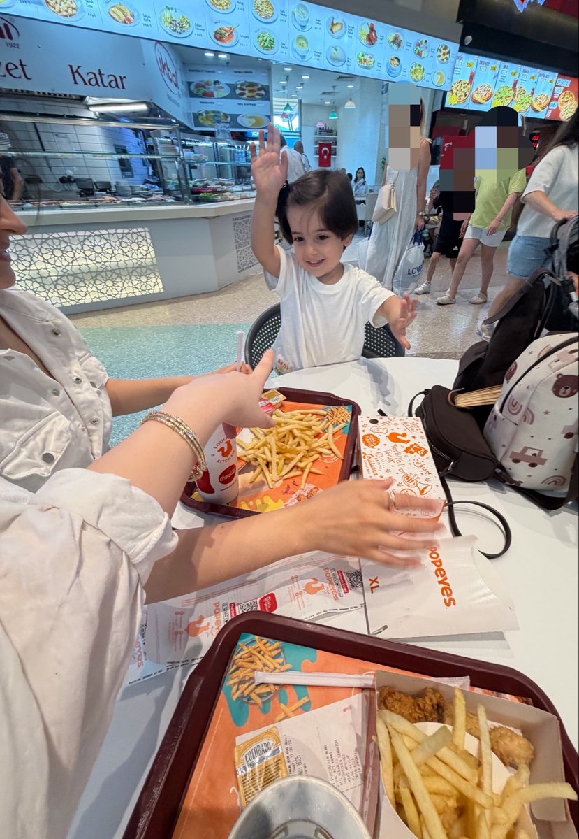 mar3iz's tweet photo. bacımla ve oglanla popeyes date 🪄✨
gun gayet verimli geciyor parka geldik simdi de ama altina kacirdigi icin su an kiyafet degisimi yapmasini bekliyorum oglanin 👉👈 https://t.co/TjGyuu2Nbh