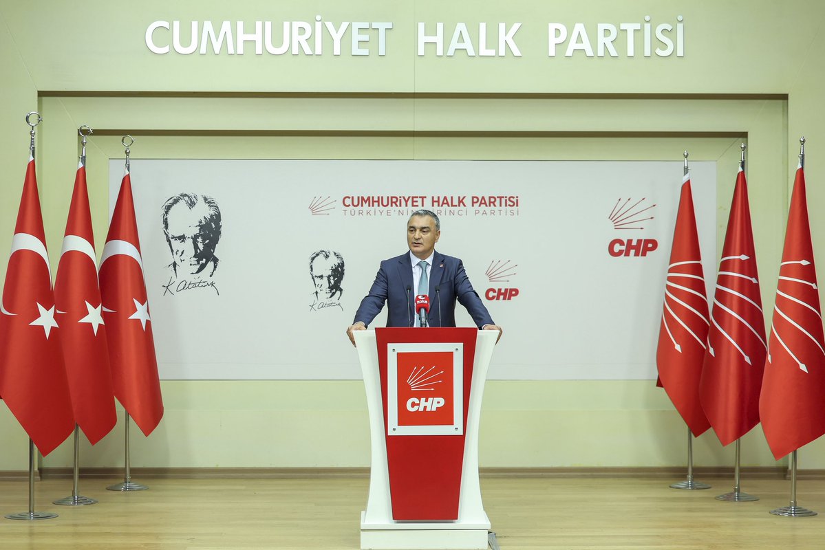 herkesicinCHP's tweet photo. Parti Sözcümüz Müslim Sarı, Merkez Yönetim Kurulu gündemine dair basın toplantısı gerçekleştirdi. https://t.co/C92KXjBpIC