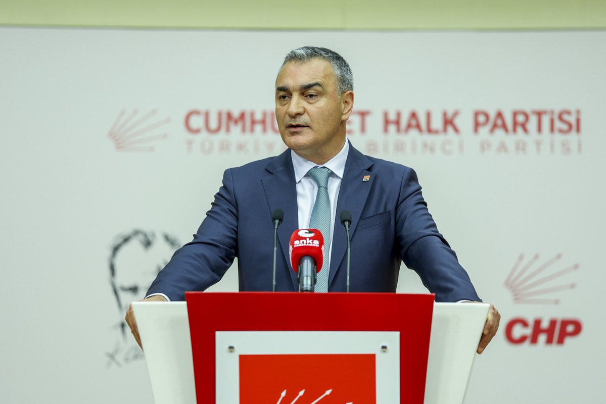 herkesicinCHP's tweet photo. Parti Sözcümüz Müslim Sarı, Merkez Yönetim Kurulu gündemine dair basın toplantısı gerçekleştirdi. https://t.co/C92KXjBpIC