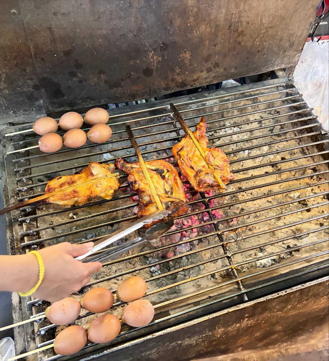 gontaro397's tweet photo. 6月はたくさんnoteを買ってもらえたので
今日は屋台で焼き鳥を買って帰ります。 https://t.co/aLLt6ua4md