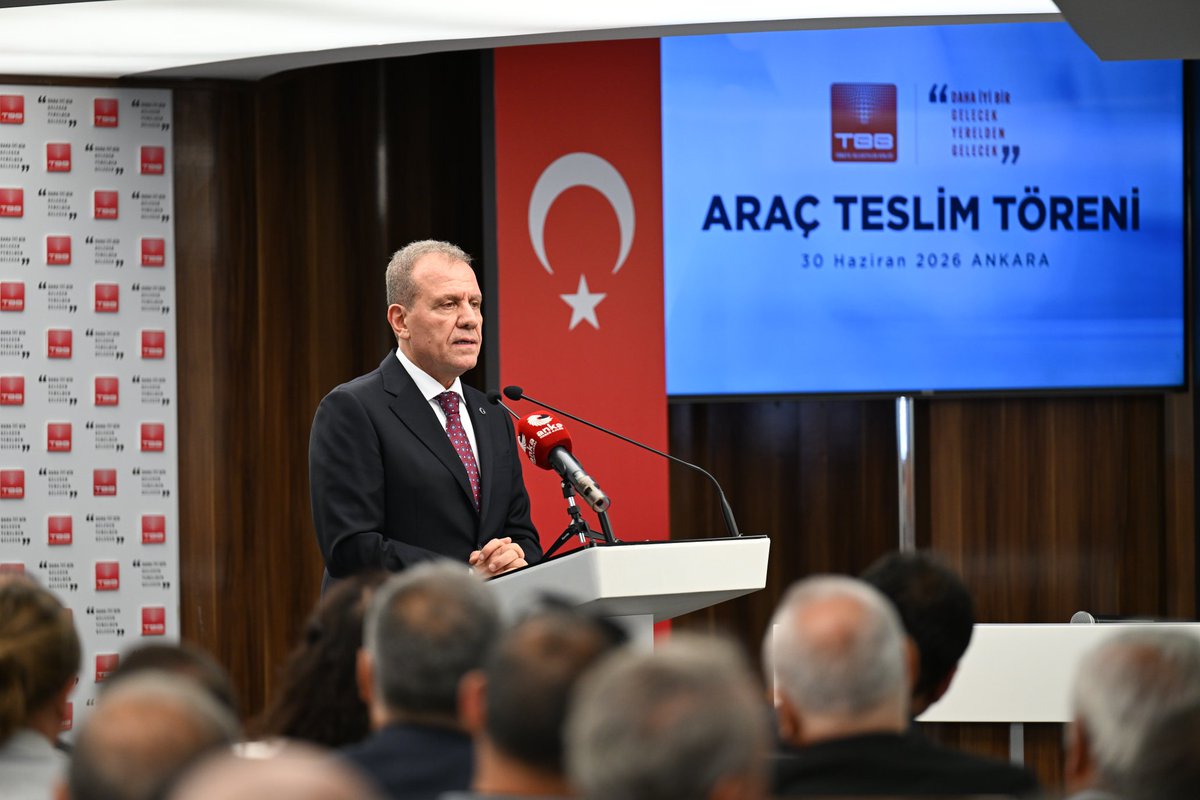 TBB's tweet photo. #TBB, belediyelerin hizmet kapasitesini güçlendirmek amacıyla 121 belediyeye toplam 122 yeni hizmet aracı kazandırdı.

📍 TBB ana hizmet binasında düzenlenen Araç Teslim Töreni'ne TBB ve Mersin Büyükşehir Belediye Başkanı Vahap Seçer ile çok sayıda belediye başkanı katıldı.

🚧 Hibe edilen araçlar:
🔸 29 ekskavatör
🔸 26 kazıcı yükleyici
🔸 18 yarım otobüs 🚌
🔸 16 kombine kanal açma aracı
🔸 8 itfaiye aracı 🚒
🔸 8 yol süpürme aracı 🧹
🔸 6 vidanjör
🔸 3 çöp kamyonu 🚛
🔸 3 lastik tekerlekli ekskavatör
🔸 2 greyder
🔸 2 loder
🔸 1 pikap kamyonet 🛻

📊 TBB Başkanı Vahap Seçer, yeni hibe edilen araçlarla birlikte 2026'nın ilk yarısında 296 belediyeye 308 hizmet aracının kazandırıldığını, son iki yılda ise 675 belediyeye toplam 837 hizmet aracının tahsis edildiğini açıkladı.   
Haberin devamı için ➡️ https://t.co/HulCy85n4Z