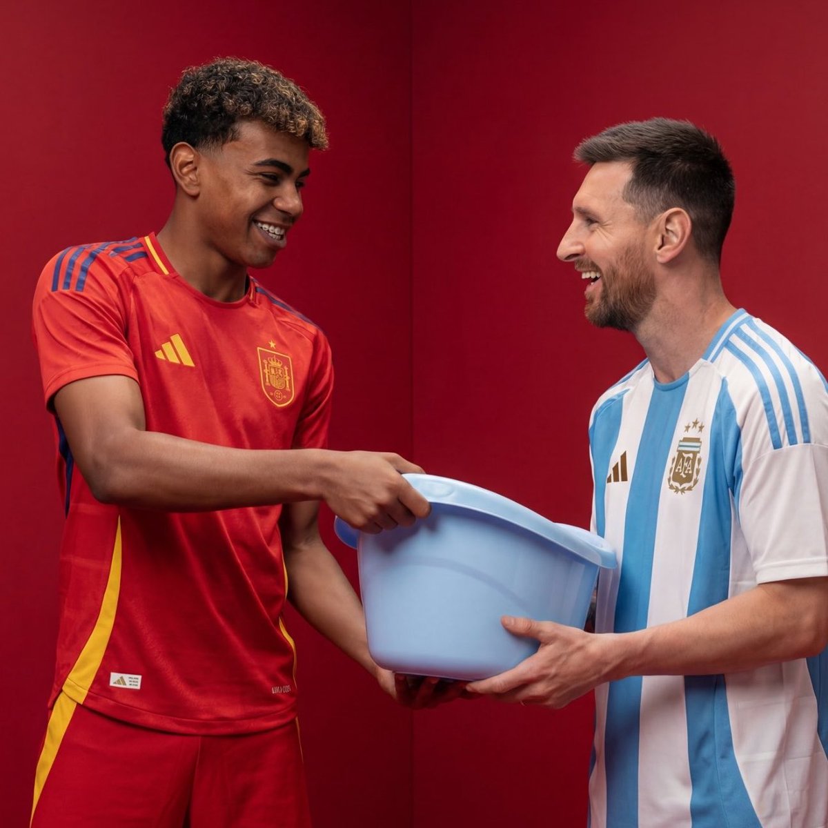 choquei's tweet photo. 🚨CURIOSIDADE: Em 2007, Messi deu banho em um bebê, e hoje esse mesmo bebê, Lamine Yamal, divide o gramado com ele na Copa do Mundo. https://t.co/dqOBl0DhBj