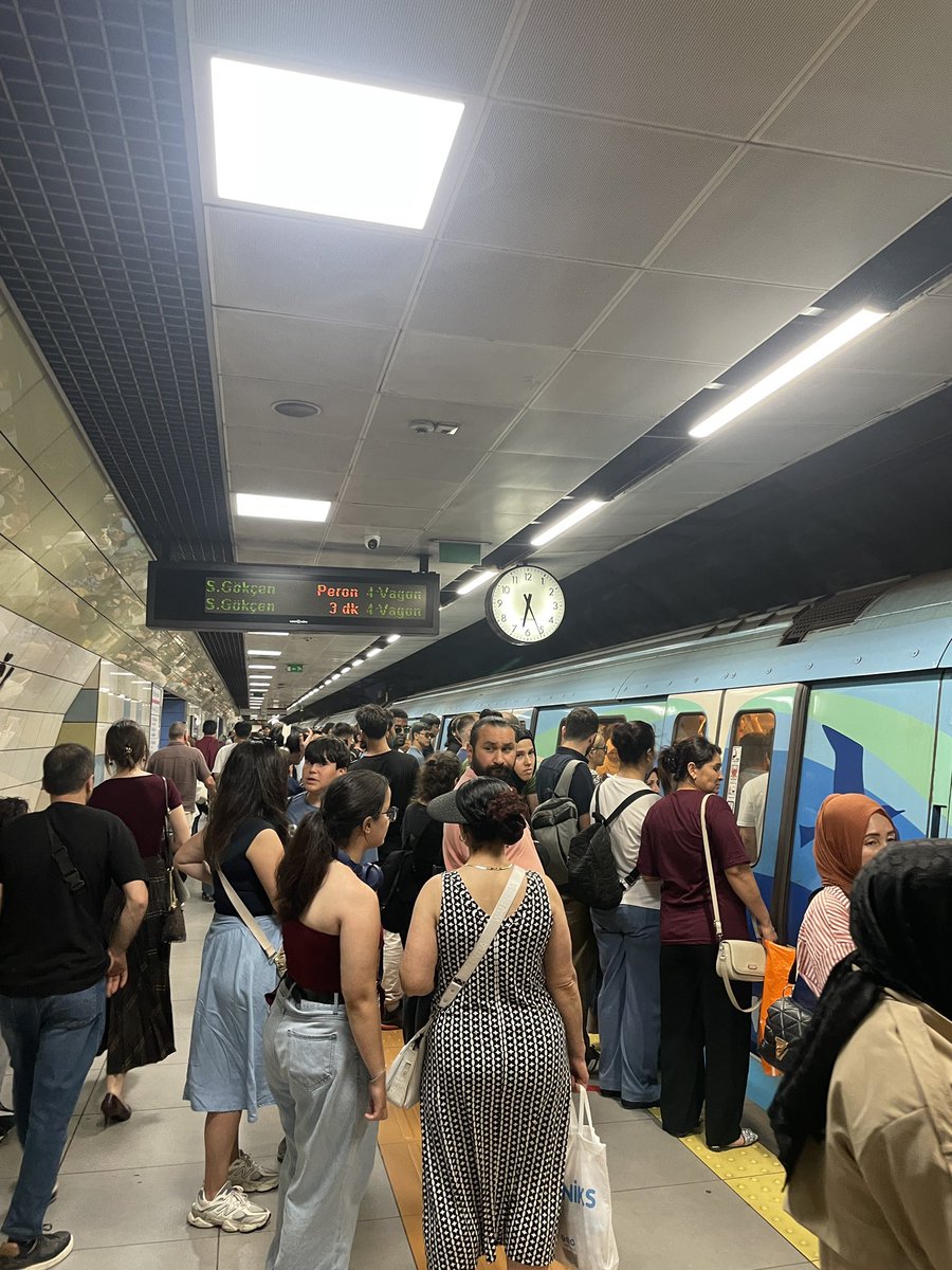Burakblltt's tweet photo. İş çıkış saatinde üst üste 4 lü vagon göndererek bu kadar insanı ödediği parasıyla rezil etmek hangi zeki yöneticinizin planı? @IBBcozummerkezi @istanbulbld https://t.co/KpLuzwfyW6