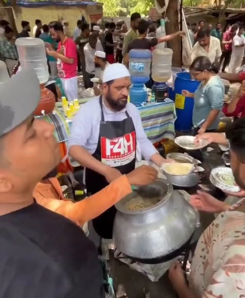 sumit1kalra's tweet photo. कुछ दिन बाद आप टीवी पर खबर सुनेंगे कि जंतर मंतर को शाहीन बाग की तर्ज पर एक नया भारत विरोधी मंच बनाया गया.......!

आप तस्वीरें देख रहे होंगे रोज़ सोशल मीडिया पर सफेद जालीदार टोपी वाले कोई खाना बाँट रहा कोई हाथ पंखा लेके हवा कर रहा ,कोई कंबल ला रहा आपको क्या लगता है ये कोई सेवा हो रही है,

अगर ऐसा आप सोचते है तो गलत सोच रहे है यह कोई सेवा नहीं बल्कि हमारे देश मैं एक नया मंच तैयार हो रहा है देश विरोधी नारे लगाने का देश के खिलाफ प्रोपोगेंडा खड़ा करने का देश के प्रधानमंत्री को गाली देने का,

क्यों कि आज जो ये कॉकरोच जनता पार्टी वाले NEET पेपर लीक के मामले को साथ लेकर धरना करना शुरू किए थे वो तो मामला पूरी तरह समाप्त हो चुका है जिन बच्चों की पेपर लीक की वजह से परीक्षा छूटी थी उसे पूरा हुए एक हफ्ते से ज्यादा हो गया,

अब ये किस मुंह से धर्मेंद्र प्रधान का इस्तीफा मांग रहे है क्यों कि पेपर लीक करने वाले कानून के शिकंजे मैं है अब ऐसा तो है नहीं कि धर्मेद्र प्रधान ने पेपर निकाला और खुद लीक कर दिया,

वैसे इनका धरना तो उसी दिन समाप्त हो गया था जब यह पहली बार जंतर मंतर पहुंचे थे क्यों कि अपना वजूद सोशल मीडिया के 22 मिलियन फॉलोअर के नाम पर खड़ा किया था और 2200 लोग भी समर्थन देने नहीं पहुंचे थे,

उसी दिन दूध का दूध पानी का पानी हो गया था क्यों कि यह बात सभी को पता चल चुकी थी कि जो ये कॉकरोच जनता पार्टी का आका अभिजीत दीपके देश मैं नई क्रांति लाने वाला था वो खुद अपनी हरकतों की वजह से अमेरिका द्वारा लात मारकर भगाया गया था,

बाकी बची हुई कसर इसके द्वारा जो प्रवक्ता चुने गए जिनकी मानसिकता हिंदू धर्म के खिलाफ थी देश के खिलाफ थी ओर जो भारत के टुकड़े करने वालो के समर्थक निकले तो जो लोग इन्हें समर्थन देने वाले थे वो भी इस आंदोलन से दूर हो गए,

वो तो भला हो हमारे देश के सबसे बड़े झूठे,मक्कार नेता अरविंद केजरीवाल का जिसने इन लोगों पर अपना हाथ फेरा नहीं तो ये कब के अपने अपने घर पहुंच गए होते,

अब वापस आते है शाहीन बाग वाली बात पर आप देख रहे है कि किस तरह सेवा के लिए खाना पीना फ्री मैं बांटा जा रहा है लेकिन असल मैं यह सब कोई फ्री सेवा नहीं बल्कि इन लोगों का फायदा ही है,

यह सब करके आने वाला समय मैं जब भी कोई कानून देश की नरेंद्र मोदी सरकार अल्पसंख्यक के लिए लाएगी तब इन्हीं कॉकरोचों के 22 मिलियन जाहिलो का समर्थन मांगा जाएगा जो इनके लिए दहाड़े मारकर छाती पीट सके,

वरना आप खुद सोचिए कि जो 10 किलो चावल 5 किलो गेहूं सरकार से लेके घर चला रहे हो वो कहा से 1 हजार लोगों का खाने की व्यवस्था कर सकते है,

आज तस्वीरों मैं जो हिन्दू मुस्लिम एकता नजर आ रही है वो कही ना कही देश मैं एक नया बखेड़ा शुरू होने का संकेत है

क्यों कि यह जितने लोग जंतर मंतर पर भेला हुए है वो हर दिन मोदी, बीजेपी,RSS, बजरंग दल, ब्राह्मण को गाली देते है वो सिर्फ ओर सिर्फ एक फेक नैरेटिव के तहत अपना अस्तित्व बनाने के लिए है,

क्यों कि आप खुद सोचिए कि इसमें सोनम वांगचुक जैसे भारत विरोधी, अभिनय मैथ्स वाले सरकार विरोधी , आरफा जैसे हिंदू विरोधी ही क्यों जुड़ रहे है,

अब जल्द से जल्द इस प्रोटेस्ट की खत्म करने की जरूरत है