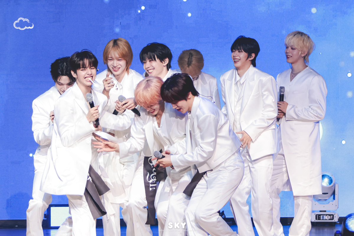 _ssnzz's tweet photo. 데뷔 1주년 축하해~~!!! 
데뷔 때 부터 열심히 달려온 우리 아홉 정말 수고했어~
너무너무너무 잘했고 자랑스러웠고 사랑스러웠고 고마웠어🥺

항상 네 팬인 자랑스럽게 만들어줘서 고마워🫶🏻

오래오래 건강하게 노래하자!! 

#아홉
#아홉이들_태어난지_1년 https://t.co/xwis7wLLdm