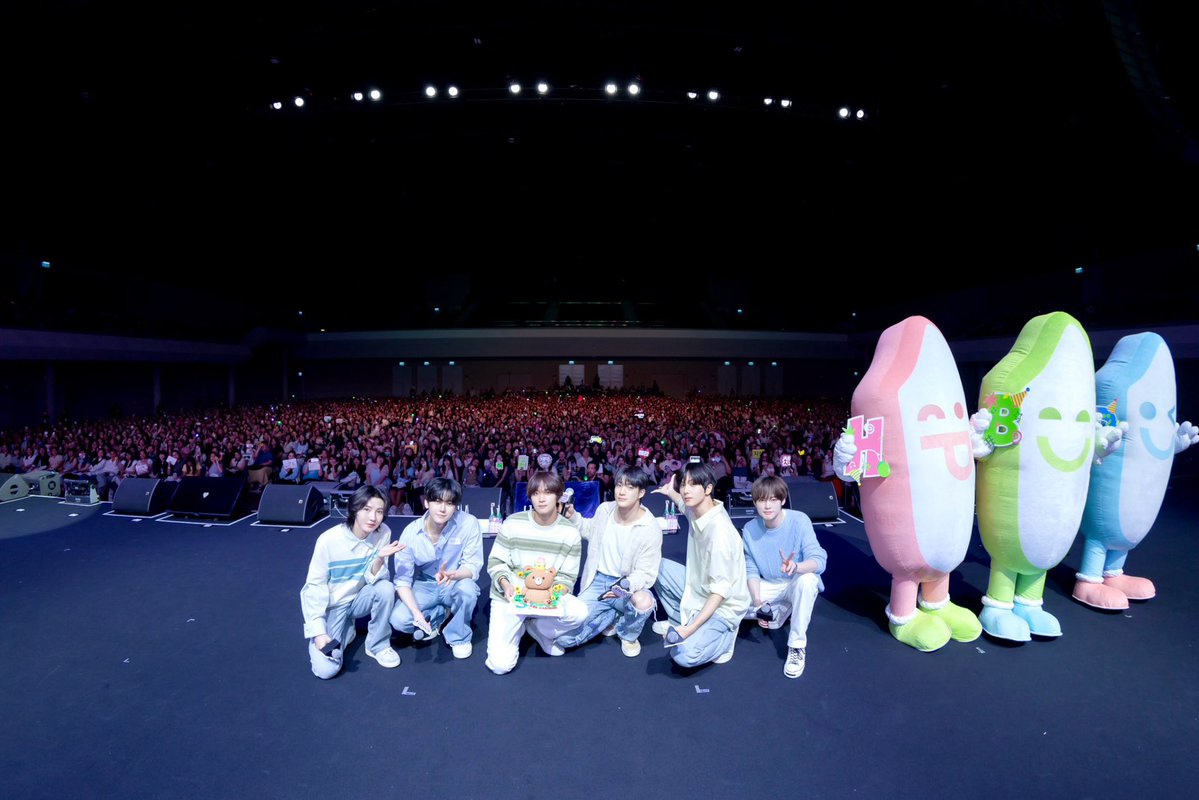 hyeokfs's tweet photo. june will always be a special month because besides celebrating haechan's birthday, we also got to see him at the festival (BOF). even though there wasn't a birthday party for haechan like there was last year, he was surprised with a birthday cake at the sisod event. we also got two lives from haechan this month and we got summer haechan in bali through the photobook. thank you so much soloist haechan, you did your best ⭐️🐻🩷