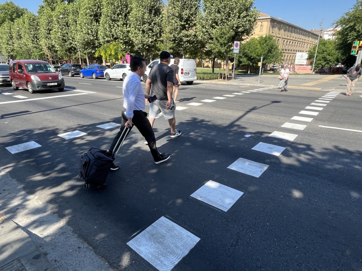 flarrosa's tweet photo. 🚧 Repintem Rambla d’Aragó i Prat de la Riba per tenir carrers + visibles i contribuir a una mobilitat segura! Continuem avançant cap a una Lleida + amable per a tothom! https://t.co/qMgwbdaWDg