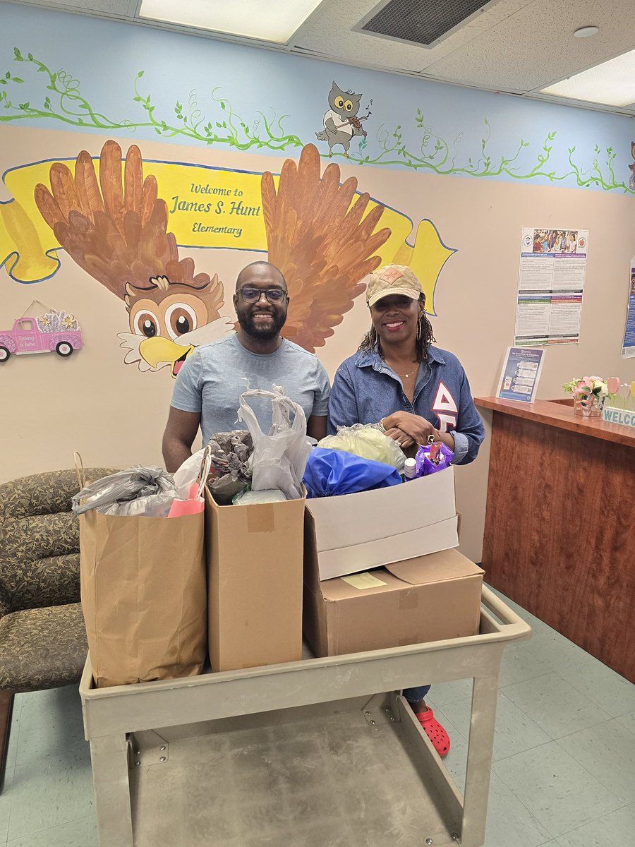 HuntElementary's tweet photo. Giving back to our community! 💙 Donations collected by our 5000 Role Models of Excellence were presented to Pastor Mark Reid of Life Fellowship to support upcoming community outreach efforts. #CommunityStrong @5000RoleBCPS @HartPrincipal @IslandPearl79 @ABurgessEdu https://t.co/9NQVXdwazM