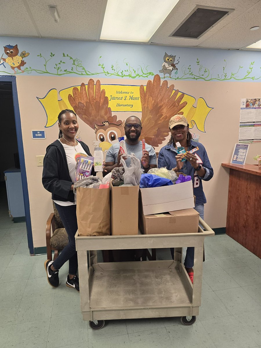 HuntElementary's tweet photo. Giving back to our community! 💙 Donations collected by our 5000 Role Models of Excellence were presented to Pastor Mark Reid of Life Fellowship to support upcoming community outreach efforts. #CommunityStrong @5000RoleBCPS @HartPrincipal @IslandPearl79 @ABurgessEdu https://t.co/9NQVXdwazM