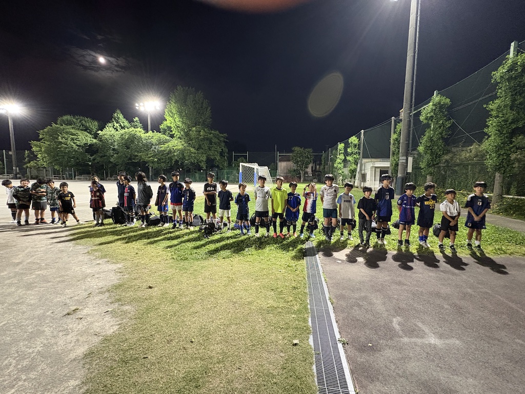 FCkitano_2023's tweet photo. 5/30(土)

この日はFC北野の総会が開催されるためイレギュラーな時間割…
また、四年生は三鷹一小SCさんと合同トレで他校へ移動
夜は高学年のみ夜間練習でした

他校のスプリンクラーに今日一の声が出ていたのは気にしない…笑

夜は涼しくて良いね😁 https://t.co/0qDoJe7kdr