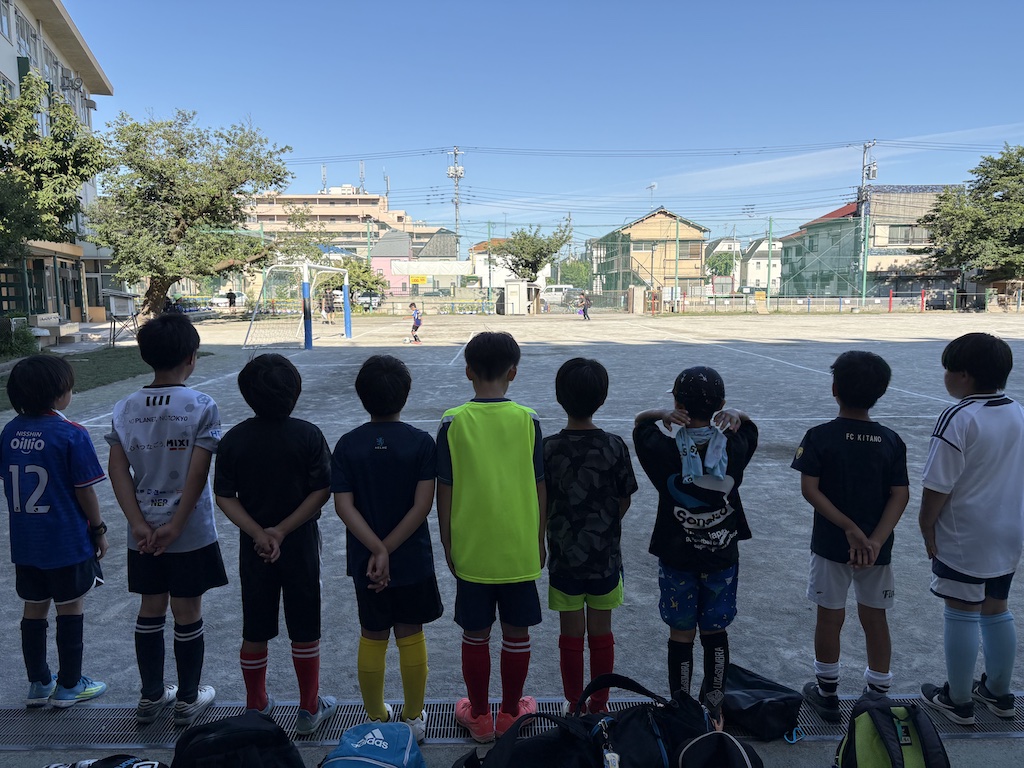 FCkitano_2023's tweet photo. 5/30(土)

この日はFC北野の総会が開催されるためイレギュラーな時間割…
また、四年生は三鷹一小SCさんと合同トレで他校へ移動
夜は高学年のみ夜間練習でした

他校のスプリンクラーに今日一の声が出ていたのは気にしない…笑

夜は涼しくて良いね😁 https://t.co/0qDoJe7kdr