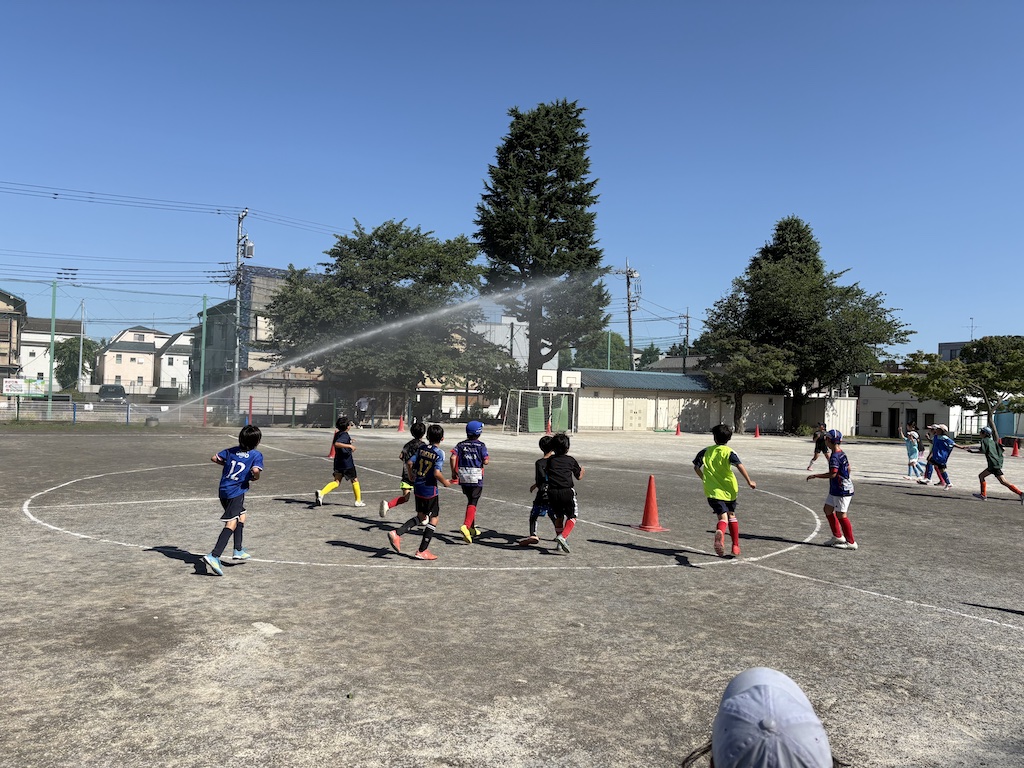 FCkitano_2023's tweet photo. 5/30(土)

この日はFC北野の総会が開催されるためイレギュラーな時間割…
また、四年生は三鷹一小SCさんと合同トレで他校へ移動
夜は高学年のみ夜間練習でした

他校のスプリンクラーに今日一の声が出ていたのは気にしない…笑

夜は涼しくて良いね😁 https://t.co/0qDoJe7kdr