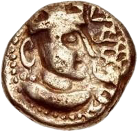 lohaano's tweet photo. Śrī Sahiras / Śrī Kooroush (Rāya Vaṃśa / राय वंश, late 4th century)

Obverse:
Crowned King facing Right, with a Solid Sun on right field and symbols in front.

Reverse:
Fire Altar flanked by trident and sun with Brahmi lettering

Script: Brahmi

#Sindh #Lohano #Aroro #Rai #Ārya #Arya