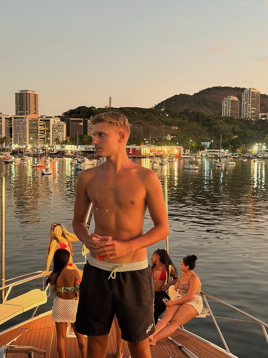 nath_bates's tweet photo. Not a goodbye, a see you soon 🇧🇷 https://t.co/EQexjp6jbh