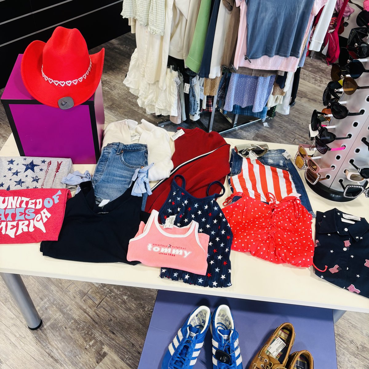 PCBrookfield's tweet photo. Don’t forget about our Fourth of July feature table! We have been refreshing the table everyday to make sure there are plenty of patriotic options for this weekend 💙❤️🇺🇸
———
#gentlyused #platosclosetbrookfield #platoscloset #thriftedbrands #thriftfinds #fourthofjuly https://t.co/Yvd8AkmDca