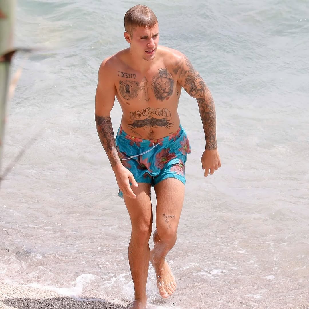 JDBieberDumps's tweet photo. Justin Bieber spotted in Saint-Jean-Cap-Ferrat, France 
(June 30, 2017) https://t.co/fUOduEuDmG
