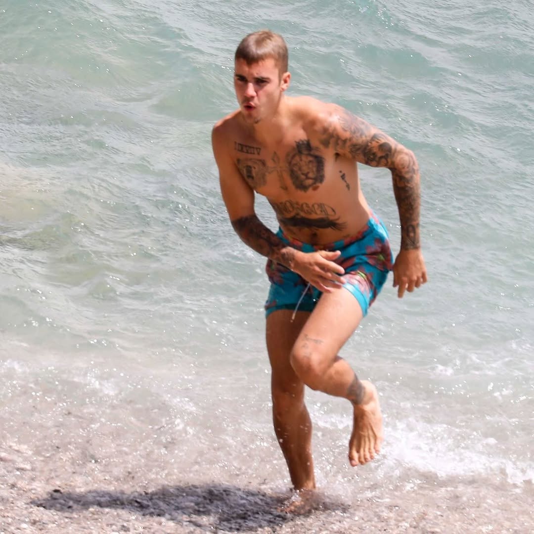 JDBieberDumps's tweet photo. Justin Bieber spotted in Saint-Jean-Cap-Ferrat, France 
(June 30, 2017) https://t.co/fUOduEuDmG