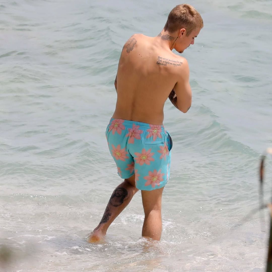 JDBieberDumps's tweet photo. Justin Bieber spotted in Saint-Jean-Cap-Ferrat, France 
(June 30, 2017) https://t.co/fUOduEuDmG