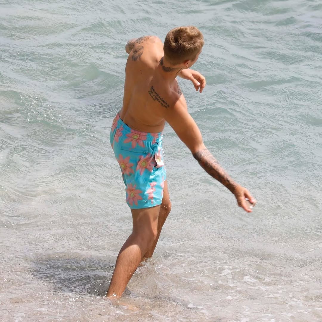 JDBieberDumps's tweet photo. Justin Bieber spotted in Saint-Jean-Cap-Ferrat, France 
(June 30, 2017) https://t.co/fUOduEuDmG