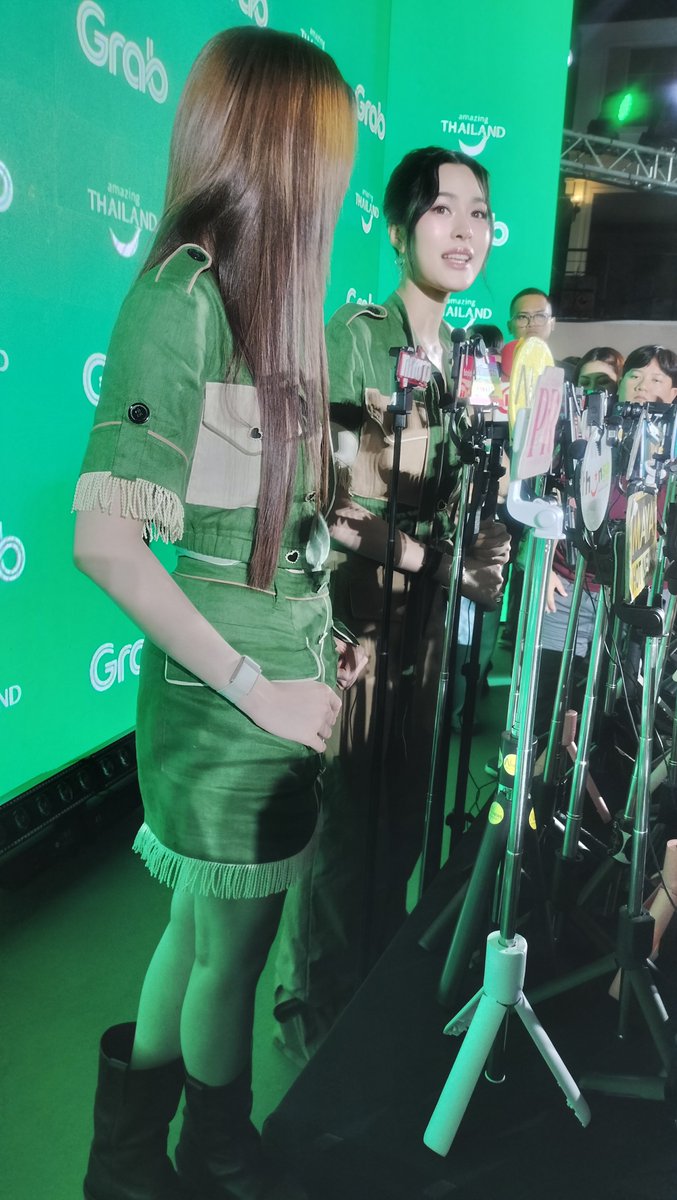 Clicknews_tv's tweet photo. ขาไมค์รอด แต่นักข่าวไม่น่ารอด
โดนพี่หลิงหมายหัวแล้ว 1 😅

GRAB LINGORM EVENT
#GrabThaiRaresxทททxLingOrm
#หลิงออม
#LingOrm https://t.co/qnhB1BhDKt