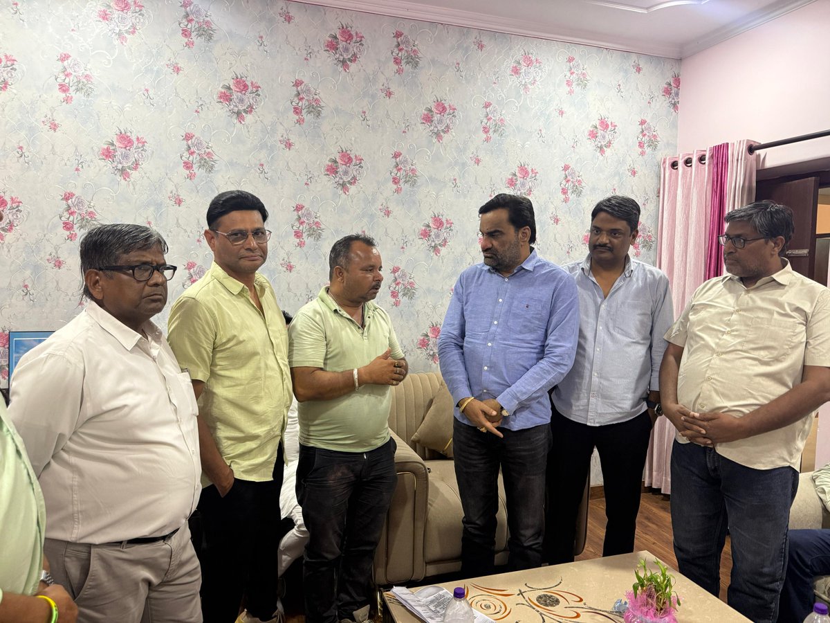 hanumanbeniwal's tweet photo. जयपुर के प्रतापनगर थाना क्षेत्र स्थित हाई प्रोफाइल एआईएस रेजीडेंसी में युवती वंशिका गर्ग की संदिग्ध परिस्थितियों में हुई मृत्यु अत्यंत गंभीर एवं संवेदनशील मामला है मगर पुलिस किसी न किसी दबाव में प्रकरण का अनुसंधान सही दिशा में नहीं कर रही है,आज दिवंगत वंशिका के परिजनों ने मुझसे जयपुर स्थित आवास पर मुलाकात कर पूरे घटनाक्रम की जानकारी दी तथा उन्हें न्याय दिलाने हेतु निष्पक्ष एवं उच्च स्तरीय जांच करवाने की मांग की |
परिजनों द्वारा बताए गए तथ्यों के अनुसार, जब वंशिका लापता हुई, तब उन्होंने तत्काल संबंधित थाने में सूचना दी, किन्तु पुलिस द्वारा मामले को अपेक्षित गंभीरता से नहीं लिया गया। उनके अनुसार गुमशुदगी की रिपोर्ट दर्ज करने में अनावश्यक विलंब किया गया जिससे महत्वपूर्ण समय नष्ट हुआ साथ ही, मृत्यु की जानकारी मिलने के बाद भी परिवार को समय पर सूचित नहीं किया गया। यदि प्रारंभिक सूचना पर पुलिस तत्परता एवं संवेदनशीलता के साथ कार्रवाई करती, तो संभवतः परिस्थितियाँ भिन्न हो सकती थीं। यह स्थिति जयपुर कमिश्नरेट की कार्यप्रणाली पर गंभीर प्रश्नचिह्न खड़े करती है।
मृतका के पिता का आरोप है कि उनकी पुत्री का पहले अपहरण किया गया तथा उसके बाद उसकी हत्या कर दी गई। परिजनों का यह भी कहना है कि इस पूरे घटनाक्रम की सही जांच होने पर कुछ प्रभावशाली अधिकारियों व नेताओं के परिजनों व रिश्तेदारों के नाम सामने आयेंगे , ऐसे में निष्पक्ष एवं पारदर्शी जांच सुनिश्चित करना अत्यंत आवश्यक है, ताकि किसी भी प्रकार के प्रभाव अथवा दबाव की आशंका समाप्त हो सके और वास्तविक तथ्य सामने आ सकें।
यह मामला केवल एक परिवार को न्याय दिलाने का नहीं, बल्कि कानून के शासन, पुलिस व्यवस्था की जवाबदेही एवं आमजन के विश्वास से भी जुड़ा हुआ है इसलिए प्रदेश के मुख्यमंत्री श्री @BhajanlalBjp से मेरी मांग है कि वंशिका की संदिग्ध मृत्यु की उच्च स्तरीय जांच करवाने के साथ उसकी गुमशुदगी की सूचना मिलने से लेकर मृत्यु की सूचना एवं उसके बाद की समस्त पुलिस कार्रवाई की भी विस्तृत जांच कराई जाए। यदि जांच में किसी पुलिस अधिकारी अथवा कर्मचारी द्वारा लापरवाही, तथ्य छिपाने, कर्तव्य में कोताही अथवा किसी प्रकार की मिलीभगत पाई जाती है, तो उनके विरुद्ध भी कठोर विभागीय एवं कानूनी कार्रवाई सुनिश्चित की जाए तथा पीड़ित परिवार को शीघ्र, निष्पक्ष एवं प्रभावी न्याय दिलाने हेतु आवश्यक कदम उठाए जाएँ व अनुसंधान पीड़ित परिवार की मांग के अनुसार किसी निष्पक्ष उच्च अधिकारी से करवाया जाए |
आज हालात यह है कि जयपुर पुलिस कमिश्नरेट के अधिकतर थानों और कार्यालयों में बैठे जिम्मेदार प्रॉपर्टी का कारोबार करने व भूमाफियों को संरक्षण देने में व्यस्त है इसलिए मुख्यमंत्री जी को कमिश्नरेट की व्यवस्था में सुधार हेतु भी व्यापक कदम उठाने की जरूरत है |
@RajCMO @PoliceRajasthan @jaipur_police
