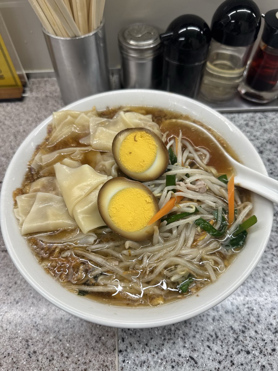 mskrramen's tweet photo. 渋谷の百軒店にある喜楽でもやしワンタン麺に玉子付き🙂🍜

シャキシャキのもやしに大きめのワンタンが6個入って、太めの麺に揚げネギの香ばしさが移ったスープが絡んで美味しかった😁

固めの玉子もいいアクセント🥚 https://t.co/AfNgFsG3ik