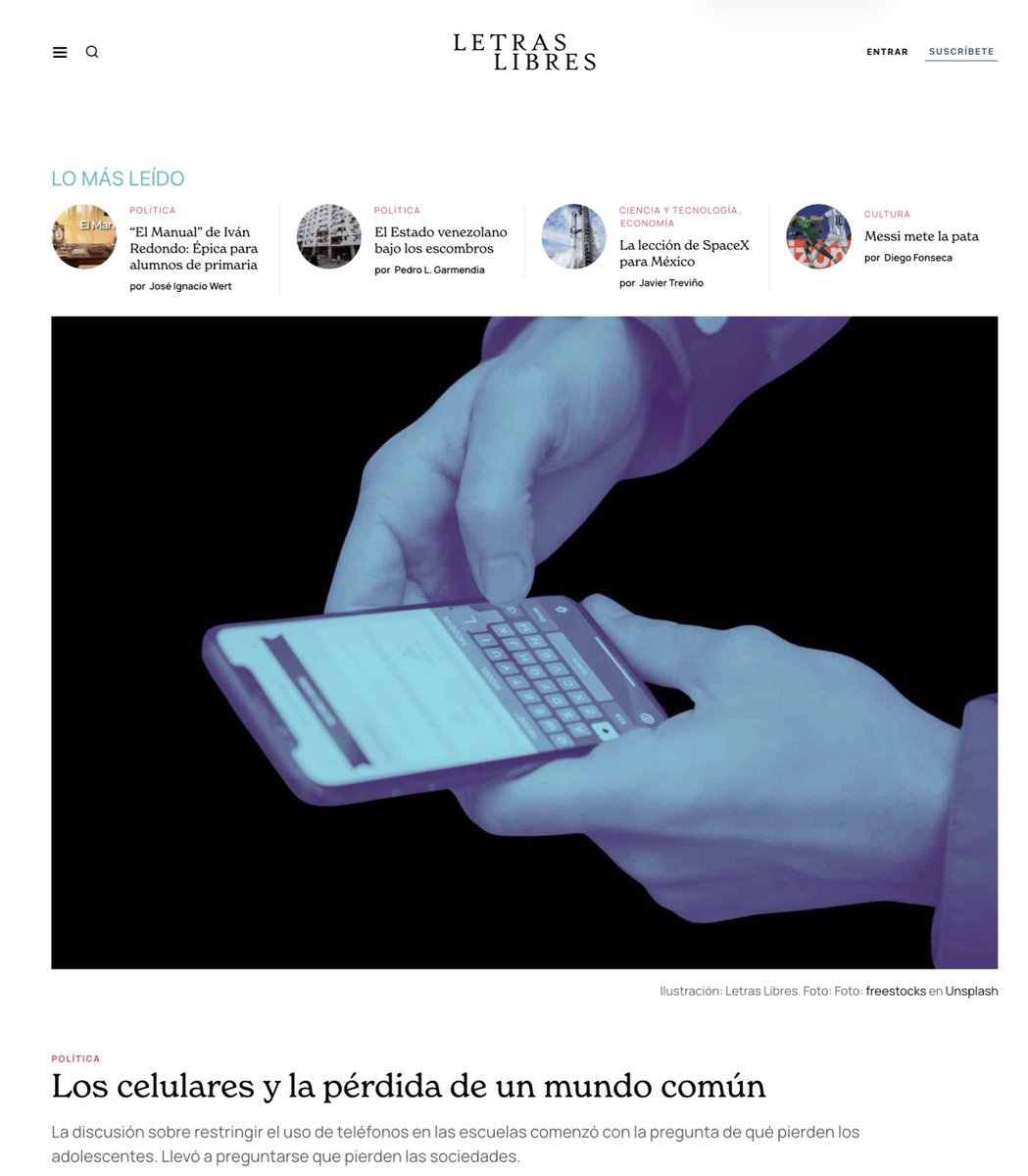 JoseMarioMX's tweet photo. La discusión sobre celulares en las escuelas parece menor, casi disciplinaria: si distraen, si bajan calificaciones, si afectan la salud mental. Pero el fondo es mucho más grave. No estamos hablando sólo de pantallas. Estamos hablando de una generación que cada vez comparte menos mundo con los demás.

La escuela sigue siendo uno de los pocos lugares donde un niño convive con quien no eligió: el tímido, el brillante, el que piensa distinto, el que viene de otra historia. Ahí se aprende algo que no mide PISA: esperar turno, perder, negociar, escuchar, tolerar la frustración, respetar reglas comunes. Eso también es educación. Eso también forma ciudadanía.

El riesgo no es que los jóvenes estén conectados. El riesgo es que vivan juntos, pero cada quien encerrado en su propia pantalla. Una sociedad puede tener millones de mensajes y, aun así, perder la capacidad de encontrarse. Cuando la escuela deja de ser mundo común, la democracia empieza a quedarse sin lugar donde aprenderse.

https://t.co/4NXYoa45tS