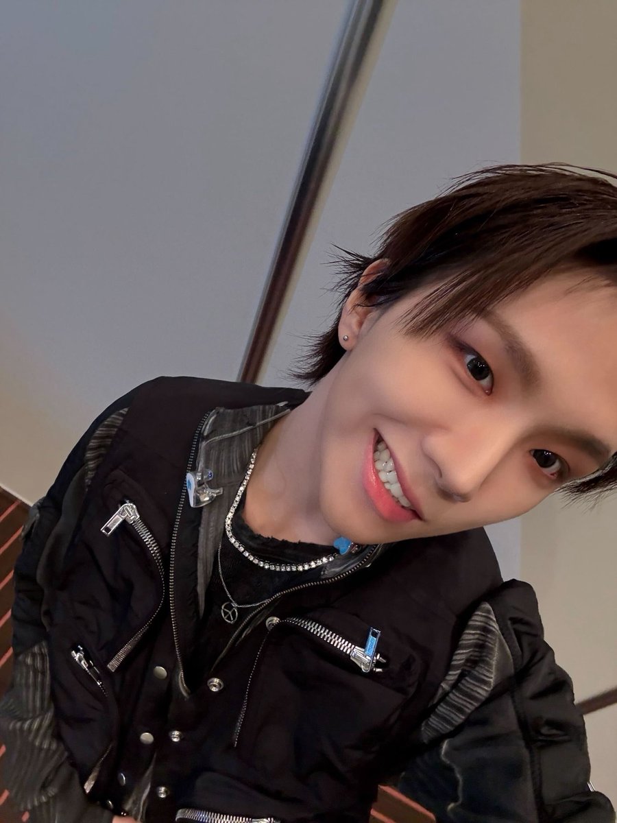 jellyhakz's tweet photo. dat one fella who late to da party:

#odsd #OnedoorSelcaDay #whyUnakKawaiiMaxxing @BOYNEXTDOOR_twt (hit my line unak) https://t.co/htTbQtg0fI