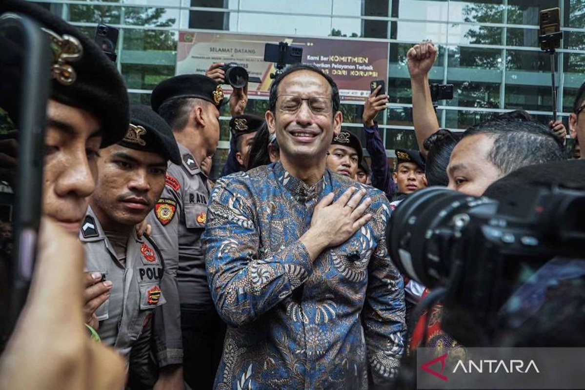 TheKerupuk's tweet photo. Minggu depan harusnya nadiem dapet amnesti/abolisi dari si dia. https://t.co/NQu1wtp4JU