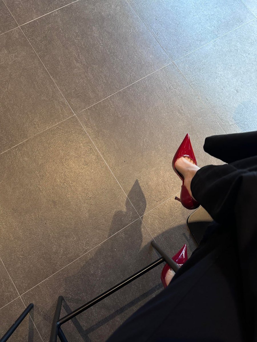 CfcAk7's tweet photo. It seems that dark-colored shoes look better👠 https://t.co/JZN3VHkqau