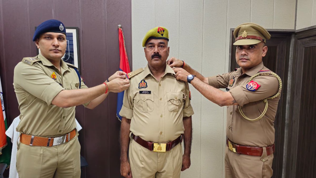 pratapgarhpol's tweet photo. 👉 पुलिस अधीक्षक प्रतापगढ़ द्वारा सहायक उपनिरीक्षक (चालक) पद पर पदोन्नत हुए 19 मुख्य आरक्षी चालक को स्टार लगाकर एवं मिठाई खिलाकर दी गई शुभकामनाएं।

➡️ पुलिस अधीक्षक प्रतापगढ़ श्री दीपक भूकर द्वारा जनपद के 19 मुख्य आरक्षी चालक के सहायक उपनिरीक्षक (चालक) पद पर पदोन्नत होने के उपलक्ष्य में उनके कंधों पर स्टार लगाकर शुभकामनाएं एवं बधाई दी गई। इस अवसर पर उन्हें मिठाई खिलाकर उज्ज्वल भविष्य, सफल सेवाकाल एवं उत्कृष्ट कार्य निष्पादन की शुभकामनाएं भी प्रदान की गईं।

➡️ पुलिस अधीक्षक महोदय द्वारा पदोन्नत अधिकारियों को उनके नवीन दायित्वों का निर्वहन पूर्ण निष्ठा, ईमानदारी, अनुशासन एवं कर्तव्यपरायणता के साथ करने, जनसामान्य के प्रति संवेदनशील एवं उत्तरदायी रहते हुए कानून-व्यवस्था को सुदृढ़ बनाए रखने तथा पुलिस विभाग की गरिमा के अनुरूप उत्कृष्ट कार्य करने हेतु प्रेरित किया गया।

➡️ पदोन्नत अधिकारियों ने अपने नवीन दायित्वों का निर्वहन पूर्ण निष्ठा, निष्पक्षता, समर्पण एवं उत्तरदायित्व के साथ करते हुए जनसेवा एवं विभागीय अपेक्षाओं पर खरा उतरने का संकल्प व्यक्त किया।

➡️ उक्त अवसर पर पीआरओ (निरीक्षक) श्री नीरज कुमार यादव द्वारा स्टार लगाने की प्रक्रिया में सहयोग प्रदान किया गया।