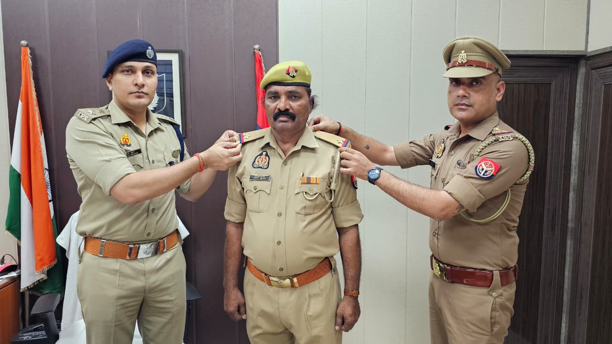 pratapgarhpol's tweet photo. 👉 पुलिस अधीक्षक प्रतापगढ़ द्वारा सहायक उपनिरीक्षक (चालक) पद पर पदोन्नत हुए 19 मुख्य आरक्षी चालक को स्टार लगाकर एवं मिठाई खिलाकर दी गई शुभकामनाएं।

➡️ पुलिस अधीक्षक प्रतापगढ़ श्री दीपक भूकर द्वारा जनपद के 19 मुख्य आरक्षी चालक के सहायक उपनिरीक्षक (चालक) पद पर पदोन्नत होने के उपलक्ष्य में उनके कंधों पर स्टार लगाकर शुभकामनाएं एवं बधाई दी गई। इस अवसर पर उन्हें मिठाई खिलाकर उज्ज्वल भविष्य, सफल सेवाकाल एवं उत्कृष्ट कार्य निष्पादन की शुभकामनाएं भी प्रदान की गईं।

➡️ पुलिस अधीक्षक महोदय द्वारा पदोन्नत अधिकारियों को उनके नवीन दायित्वों का निर्वहन पूर्ण निष्ठा, ईमानदारी, अनुशासन एवं कर्तव्यपरायणता के साथ करने, जनसामान्य के प्रति संवेदनशील एवं उत्तरदायी रहते हुए कानून-व्यवस्था को सुदृढ़ बनाए रखने तथा पुलिस विभाग की गरिमा के अनुरूप उत्कृष्ट कार्य करने हेतु प्रेरित किया गया।

➡️ पदोन्नत अधिकारियों ने अपने नवीन दायित्वों का निर्वहन पूर्ण निष्ठा, निष्पक्षता, समर्पण एवं उत्तरदायित्व के साथ करते हुए जनसेवा एवं विभागीय अपेक्षाओं पर खरा उतरने का संकल्प व्यक्त किया।

➡️ उक्त अवसर पर पीआरओ (निरीक्षक) श्री नीरज कुमार यादव द्वारा स्टार लगाने की प्रक्रिया में सहयोग प्रदान किया गया।