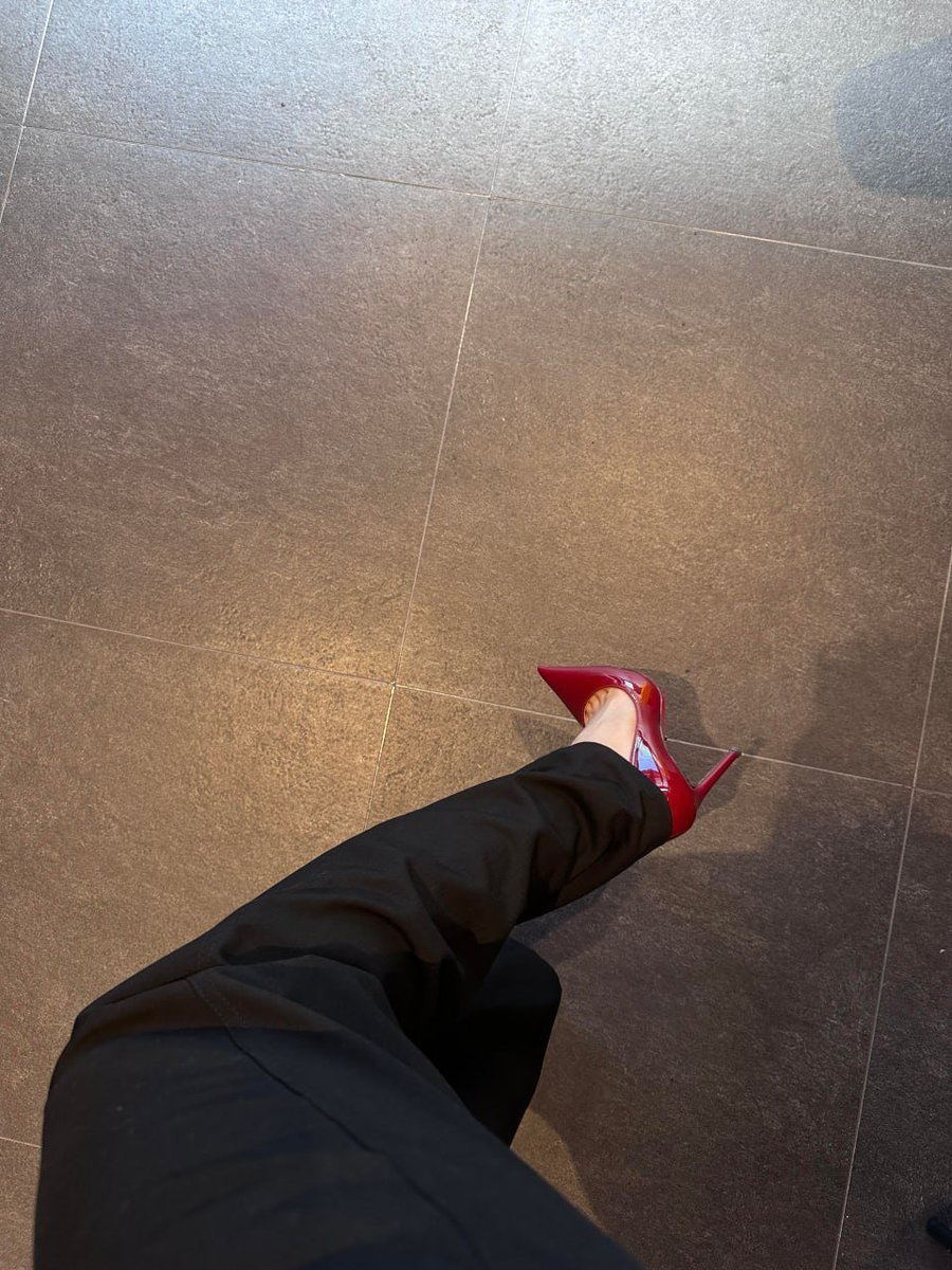 CfcAk7's tweet photo. It seems that dark-colored shoes look better👠 https://t.co/JZN3VHkqau