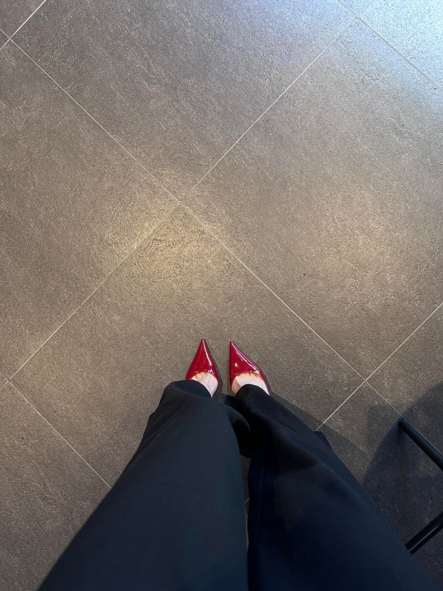 CfcAk7's tweet photo. It seems that dark-colored shoes look better👠 https://t.co/JZN3VHkqau