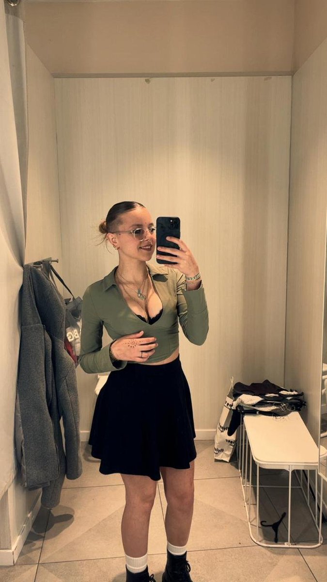 Lola1254252's tweet photo. Il fait trop chaud aujourd'hui 🥵💦
Like et RT pour m'encourager 😋
(Viens PV si tu veux en voir plus 🫣) https://t.co/SeZvkPbesS
