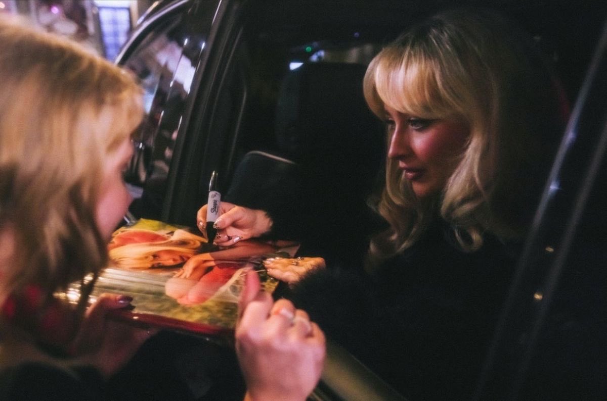 effortlesslysab's tweet photo. her insane side profile signing her vinyl https://t.co/vNTzh1ABMV