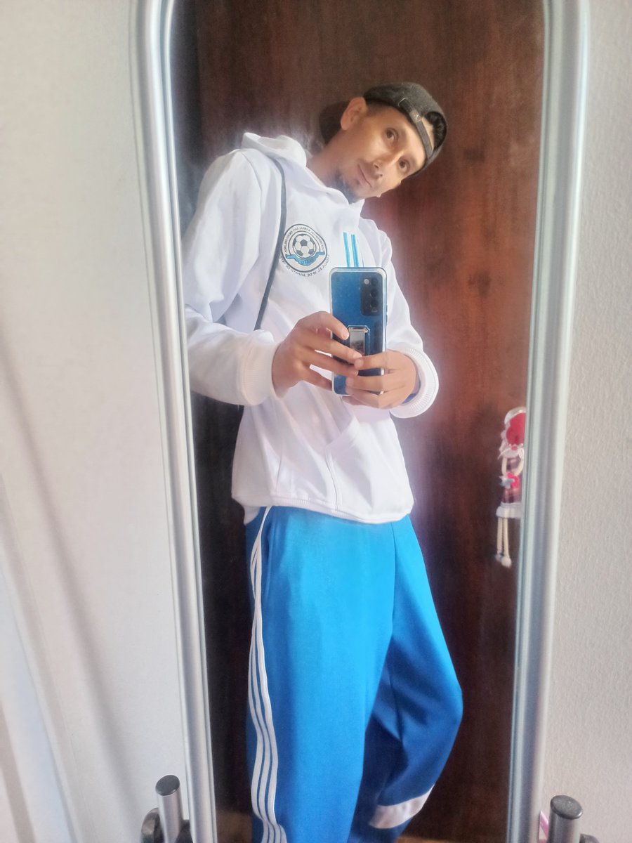 jeffitachi's tweet photo. Pufff después de ver mi perfil de X un chico que recién se graduó del colegio me pidió que le abriera el 🍑 y que vaya con mi ropa de deportista que eso le prendía 🔥 https://t.co/mMsEHjvjSU