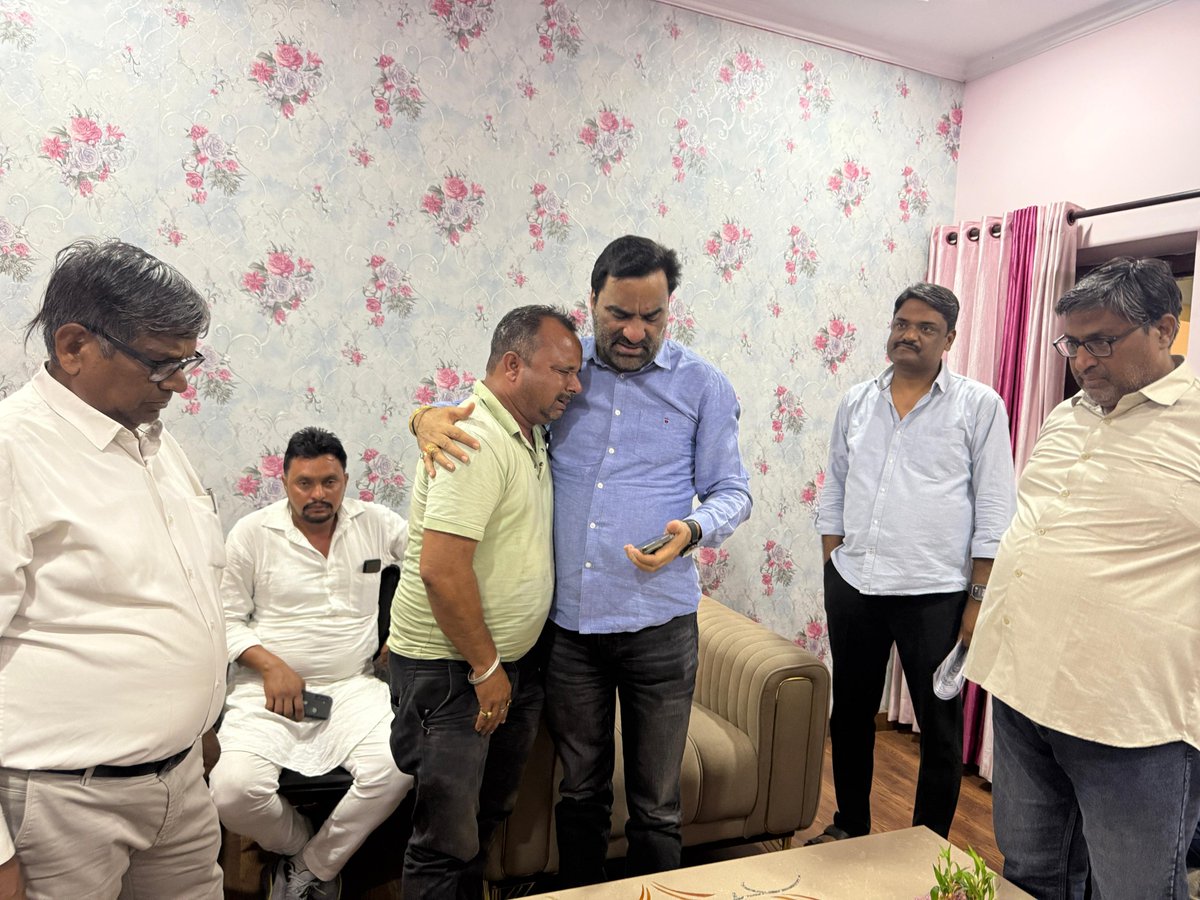 hanumanbeniwal's tweet photo. जयपुर के प्रतापनगर थाना क्षेत्र स्थित हाई प्रोफाइल एआईएस रेजीडेंसी में युवती वंशिका गर्ग की संदिग्ध परिस्थितियों में हुई मृत्यु अत्यंत गंभीर एवं संवेदनशील मामला है मगर पुलिस किसी न किसी दबाव में प्रकरण का अनुसंधान सही दिशा में नहीं कर रही है,आज दिवंगत वंशिका के परिजनों ने मुझसे जयपुर स्थित आवास पर मुलाकात कर पूरे घटनाक्रम की जानकारी दी तथा उन्हें न्याय दिलाने हेतु निष्पक्ष एवं उच्च स्तरीय जांच करवाने की मांग की |
परिजनों द्वारा बताए गए तथ्यों के अनुसार, जब वंशिका लापता हुई, तब उन्होंने तत्काल संबंधित थाने में सूचना दी, किन्तु पुलिस द्वारा मामले को अपेक्षित गंभीरता से नहीं लिया गया। उनके अनुसार गुमशुदगी की रिपोर्ट दर्ज करने में अनावश्यक विलंब किया गया जिससे महत्वपूर्ण समय नष्ट हुआ साथ ही, मृत्यु की जानकारी मिलने के बाद भी परिवार को समय पर सूचित नहीं किया गया। यदि प्रारंभिक सूचना पर पुलिस तत्परता एवं संवेदनशीलता के साथ कार्रवाई करती, तो संभवतः परिस्थितियाँ भिन्न हो सकती थीं। यह स्थिति जयपुर कमिश्नरेट की कार्यप्रणाली पर गंभीर प्रश्नचिह्न खड़े करती है।
मृतका के पिता का आरोप है कि उनकी पुत्री का पहले अपहरण किया गया तथा उसके बाद उसकी हत्या कर दी गई। परिजनों का यह भी कहना है कि इस पूरे घटनाक्रम की सही जांच होने पर कुछ प्रभावशाली अधिकारियों व नेताओं के परिजनों व रिश्तेदारों के नाम सामने आयेंगे , ऐसे में निष्पक्ष एवं पारदर्शी जांच सुनिश्चित करना अत्यंत आवश्यक है, ताकि किसी भी प्रकार के प्रभाव अथवा दबाव की आशंका समाप्त हो सके और वास्तविक तथ्य सामने आ सकें।
यह मामला केवल एक परिवार को न्याय दिलाने का नहीं, बल्कि कानून के शासन, पुलिस व्यवस्था की जवाबदेही एवं आमजन के विश्वास से भी जुड़ा हुआ है इसलिए प्रदेश के मुख्यमंत्री श्री @BhajanlalBjp से मेरी मांग है कि वंशिका की संदिग्ध मृत्यु की उच्च स्तरीय जांच करवाने के साथ उसकी गुमशुदगी की सूचना मिलने से लेकर मृत्यु की सूचना एवं उसके बाद की समस्त पुलिस कार्रवाई की भी विस्तृत जांच कराई जाए। यदि जांच में किसी पुलिस अधिकारी अथवा कर्मचारी द्वारा लापरवाही, तथ्य छिपाने, कर्तव्य में कोताही अथवा किसी प्रकार की मिलीभगत पाई जाती है, तो उनके विरुद्ध भी कठोर विभागीय एवं कानूनी कार्रवाई सुनिश्चित की जाए तथा पीड़ित परिवार को शीघ्र, निष्पक्ष एवं प्रभावी न्याय दिलाने हेतु आवश्यक कदम उठाए जाएँ व अनुसंधान पीड़ित परिवार की मांग के अनुसार किसी निष्पक्ष उच्च अधिकारी से करवाया जाए |
आज हालात यह है कि जयपुर पुलिस कमिश्नरेट के अधिकतर थानों और कार्यालयों में बैठे जिम्मेदार प्रॉपर्टी का कारोबार करने व भूमाफियों को संरक्षण देने में व्यस्त है इसलिए मुख्यमंत्री जी को कमिश्नरेट की व्यवस्था में सुधार हेतु भी व्यापक कदम उठाने की जरूरत है |
@RajCMO @PoliceRajasthan @jaipur_police
