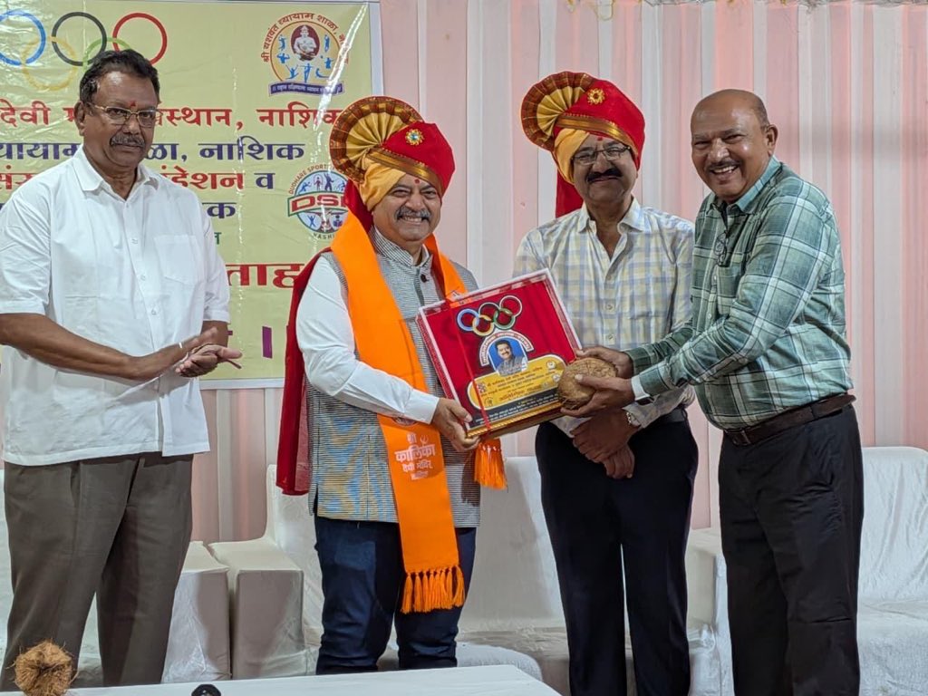 manoj_kotak's tweet photo. क्रीडा संस्कृतीचा उत्सव - ऑलिम्पिक सप्ताह...!!

नाशिक, महाराष्ट्र 📍

आज श्री कालिका देवी मंदिर संस्थान (नाशिक), यशवंत व्यायाम शाळा (नाशिक), क्रीडा संस्कृती फाउंडेशन आणि डी.एस.एफ. नाशिक यांच्या संयुक्त विद्यमाने आयोजित ऑलिम्पिक सप्ताह कार्यक्रमास उपस्थित राहून विविध क्रीडा स्पर्धांतील विजेत्या खेळाडूंना पारितोषिक प्रदान करून त्यांचा गौरव केला.

यावेळी उपस्थित खेळाडू, प्रशिक्षक आणि क्रीडाप्रेमींशी संवाद साधताना नमूद केले की, ऑलिम्पिक सप्ताहासारखे उपक्रम राज्यात क्रीडा संस्कृती रुजविण्यास, नवोदित खेळाडूंना प्रोत्साहन देण्यास तसेच भावी पिढीमध्ये ऑलिंपिक खेळांची आवड निर्माण करण्यासाठी अत्यंत महत्त्वपूर्ण ठरतात. अशा उपक्रमांमधून गुणवंत खेळाडूंना प्रेरणा मिळून महाराष्ट्राची क्रीडा परंपरा अधिक समृद्ध होईल, असा विश्वास व्यक्त केला.

याप्रसंगी महाराष्ट्र ऑलिम्पिक असोसिएशनचे सरचिटणीस श्री. संजय शेटे, तसेच अन्य मान्यवर, खेळाडू आणि मोठ्या संख्येने क्रीडाप्रेमी उपस्थित होते.
