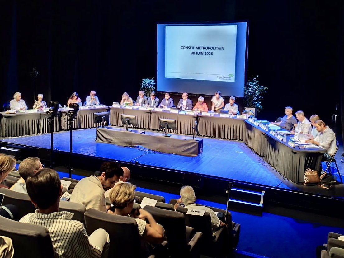 EricBerlivet's tweet photo. 📍 Roche la Molière accueille aujourd’hui le Conseil métropolitain de Saint-Étienne Métropole.

C’est avec plaisir que nous recevons les élus des 53 communes du territoire à l’Opsis pour cette séance importante de la nouvelle mandature.

Au programme : l’adoption des comptes financiers 2025, le vote des budgets supplémentaires 2026, le soutien aux projets des communes, le développement durable, les mobilités, l’aménagement du territoire, l’eau, la voirie et plusieurs décisions structurantes pour notre Métropole.

💡 L’idée du jour : une Métropole qui investit pour améliorer le quotidien.

Derrière les nombreuses délibérations, un fil conducteur se dégage : accompagner les communes dans leurs projets tout en préparant l’avenir. Qu’il s’agisse de soutenir les centres-bourgs, de végétaliser les espaces publics, de développer les mobilités, de renforcer les réseaux ou encore de favoriser une alimentation locale et durable, chaque décision contribue à construire un territoire plus attractif, plus solidaire et plus durable.

Bienvenue à toutes les délégations métropolitaines à Roche la Molière, et excellente séance de travail !