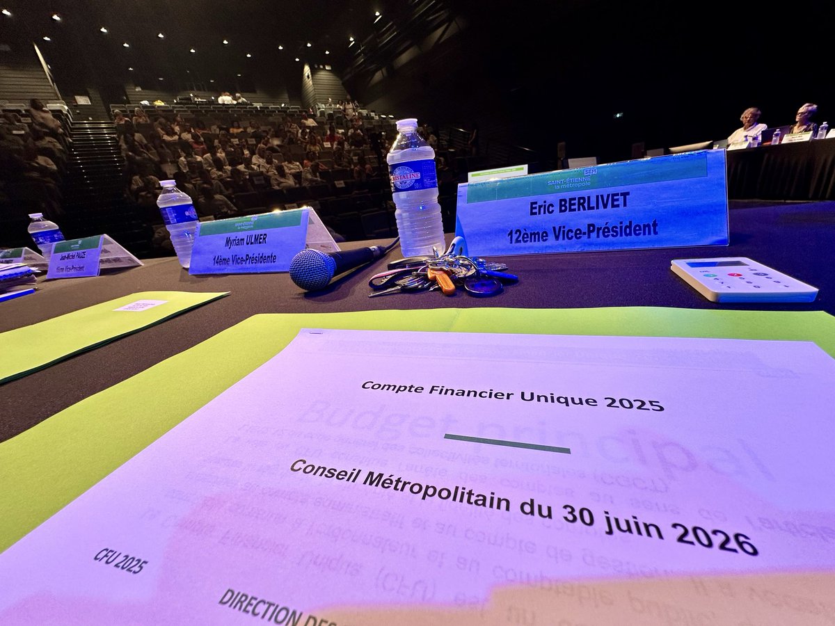 EricBerlivet's tweet photo. 📍 Roche la Molière accueille aujourd’hui le Conseil métropolitain de Saint-Étienne Métropole.

C’est avec plaisir que nous recevons les élus des 53 communes du territoire à l’Opsis pour cette séance importante de la nouvelle mandature.

Au programme : l’adoption des comptes financiers 2025, le vote des budgets supplémentaires 2026, le soutien aux projets des communes, le développement durable, les mobilités, l’aménagement du territoire, l’eau, la voirie et plusieurs décisions structurantes pour notre Métropole.

💡 L’idée du jour : une Métropole qui investit pour améliorer le quotidien.

Derrière les nombreuses délibérations, un fil conducteur se dégage : accompagner les communes dans leurs projets tout en préparant l’avenir. Qu’il s’agisse de soutenir les centres-bourgs, de végétaliser les espaces publics, de développer les mobilités, de renforcer les réseaux ou encore de favoriser une alimentation locale et durable, chaque décision contribue à construire un territoire plus attractif, plus solidaire et plus durable.

Bienvenue à toutes les délégations métropolitaines à Roche la Molière, et excellente séance de travail !