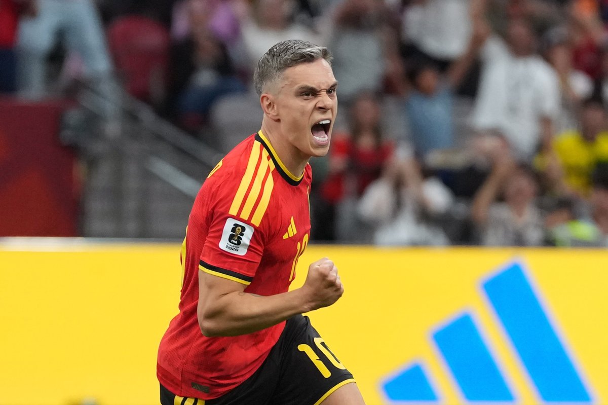 MirrorFootball's tweet photo. Leandro Trossard delays transfer decision as Arsenal receive first verbal bid - @RyanTaylorSport 

https://t.co/u4Gl38M8Ei https://t.co/oelpGOjVO5