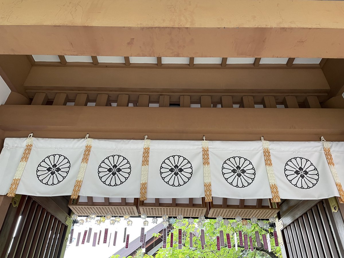 kou536spl's tweet photo. 2026.6.30(火)

東京大神宮
「夏の大祓い」に参列してきました♪

風鈴🎐が沢山✨

13:30に到着すると…

茅の輪くぐりをしたい…と思って行っただけなのに！！

凄い行列😳💦
(個人情報なので行列の写メはなし)

なんと！！
目の前で〆切られ
16:00〜の部に参加させて頂きました。 https://t.co/nkE1GxArM6