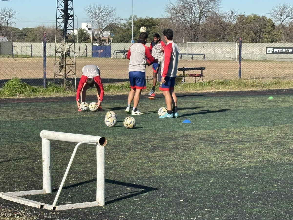 radiofuria's tweet photo. Español volvió al trabajo pensando en Muñiz partido que se jugará el lunes en cancha de Atlas
🔴 Se entrenó sectorizado en ataque definición, defensa y mediocampo 
🟡 El plantel percibió la totalidad del mes de mayo
🔴 Ademas del desayuno se incorporó todos los dias almuerzo https://t.co/VJItVh1bSE