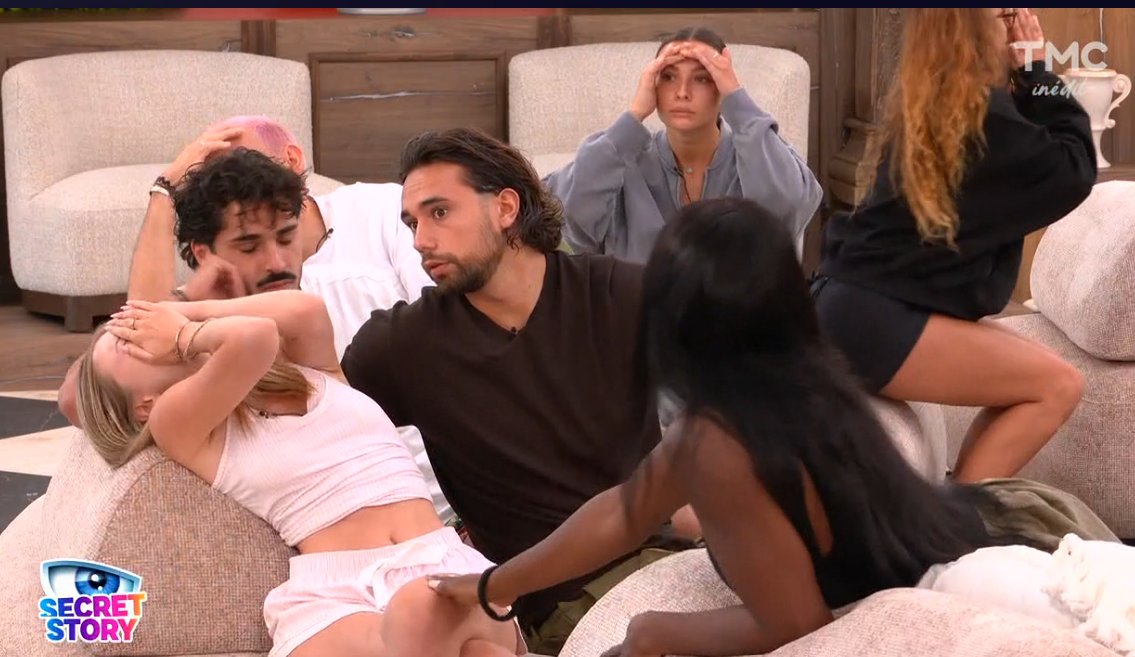 evaaasereje's tweet photo. est-ce qu'on est dramatique comme ça ptdrrrrrr c'est hilarant  #secretstory https://t.co/Lq8QotX0D3