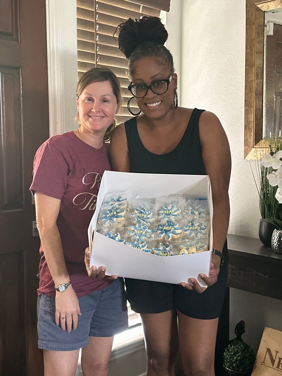 CSGolding's tweet photo. I'm so thankful for my very talented friend at Sweetie Creams Creations! She made these adorable cookies for my book signing event.

#sweetie_creams_creations https://t.co/c3t5G9j54A
